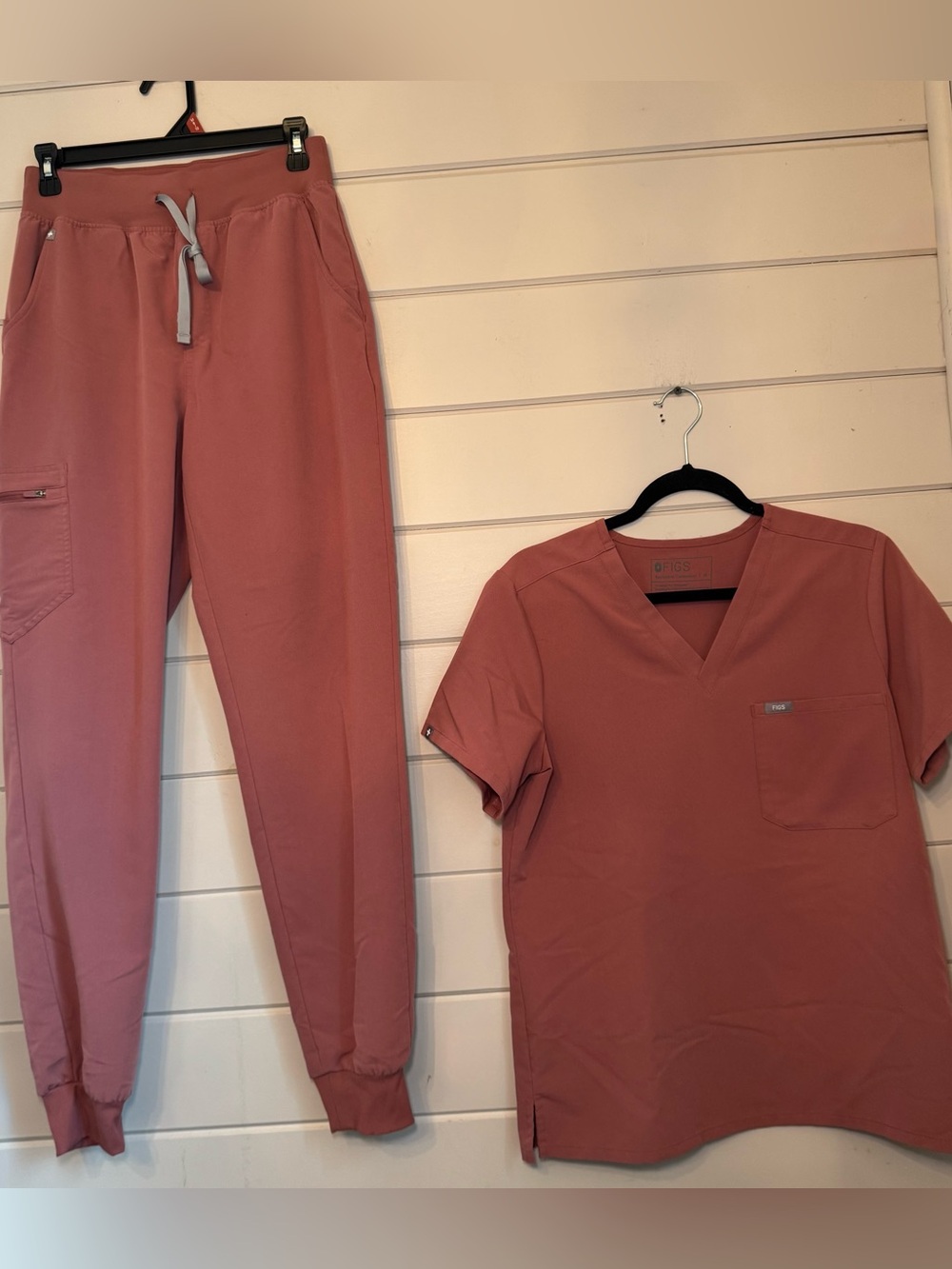 FIGS Women’s Maeve/Dusty Rose Scrubs Set V-Neck/Tapered Pants